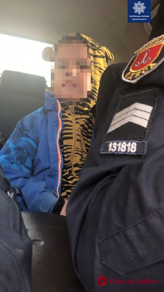 Одесские патрульные ищут родителей найденного на улице 5-летнего мальчика