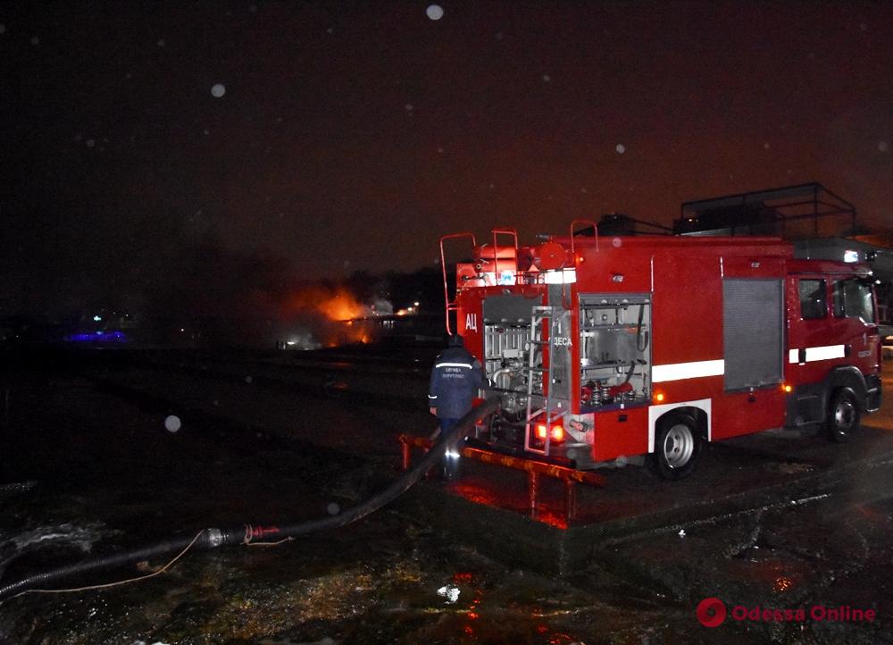 Ночью на пляже «Ланжерон» спасатели тушили пожар (фото)