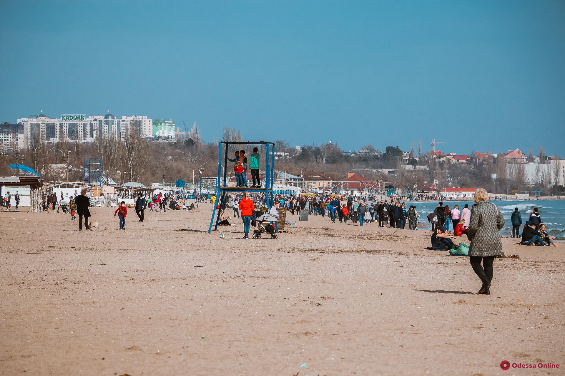 Весенний день на пляже в Лузановке (фоторепортаж)