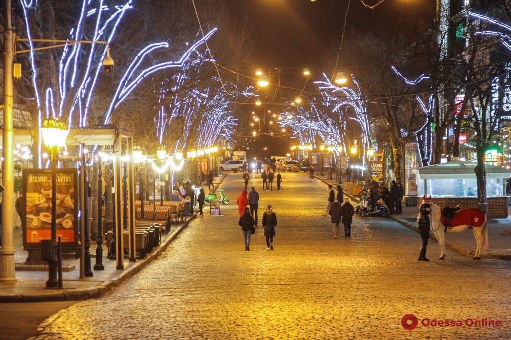 Сияние огней и пустынные улицы: фотопрогулка по вечерней Одессе