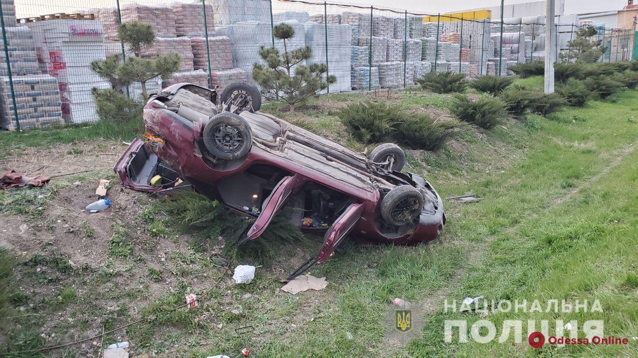 В Одессе легковушка вылетела в кювет и перевернулась – трое пострадавших