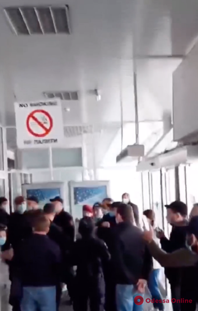 Выламывали двери: эвакуированные из Вьетнама украинцы пытались избежать обсервации (видео)