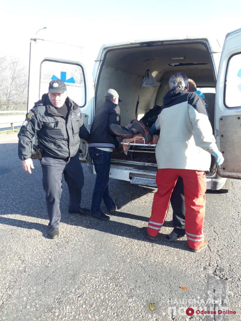 Пытался проехать между двумя грузовиками: под Одессой в ДТП пострадал мопедист