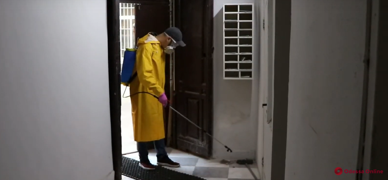 Одесские коммунальщики усердно дезинфицируют детские площадки, подъезды и лавочки (видео)