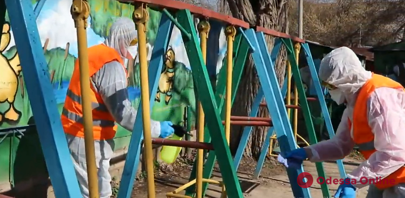 Одесские коммунальщики усердно дезинфицируют детские площадки, подъезды и лавочки (видео)
