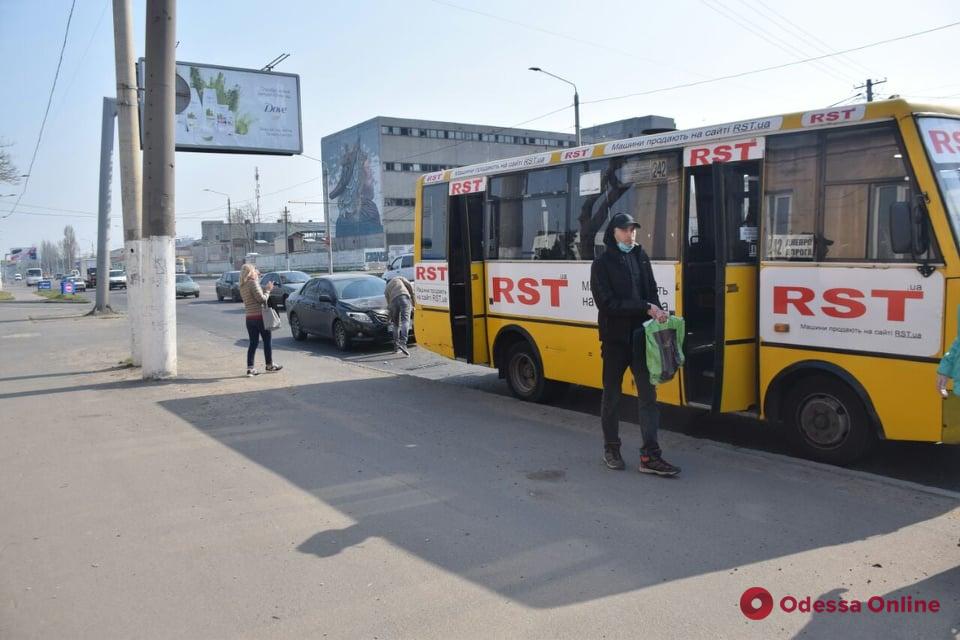 На Николаевской дороге Toyota «догнала» маршрутку (фото)