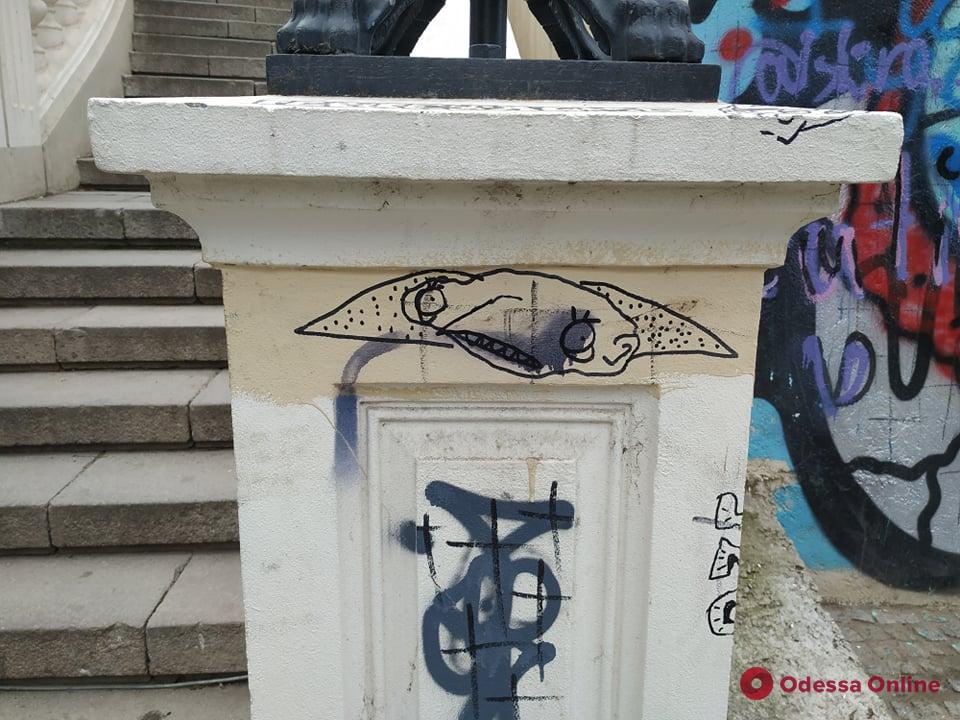 В Одессе вандалы продолжают разрисовывать многострадальный мост Коцебу
