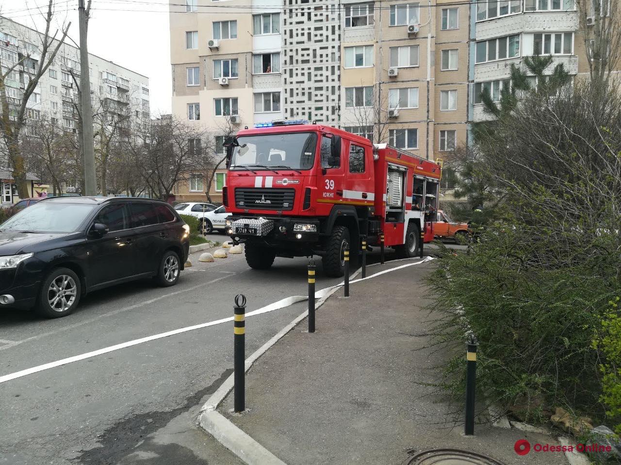 В Южном горела многоэтажка — погиб один из жильцов (обновлено)