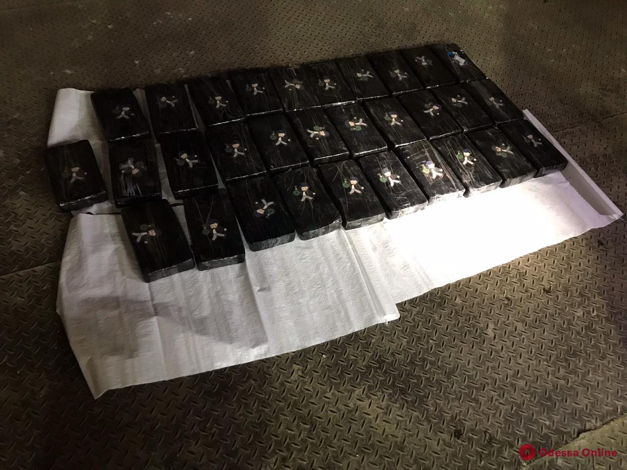 В порту «Южный» обнаружили партию кокаина на 90 миллионов (фото, видео)
