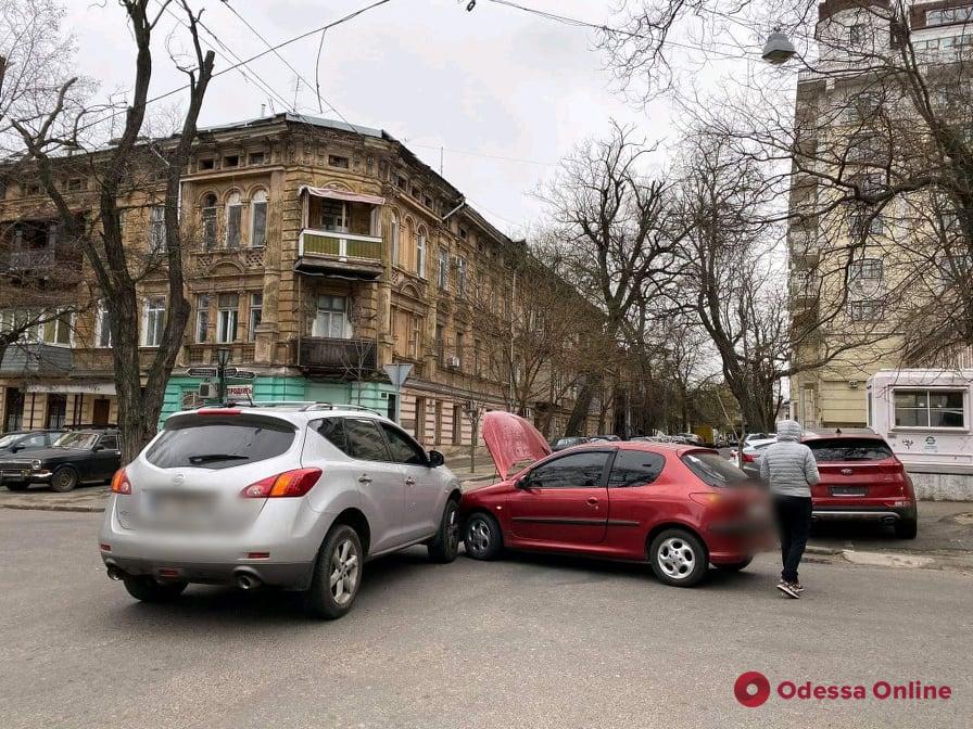 В центре Одессы не разминулись Nissan и Peugeot