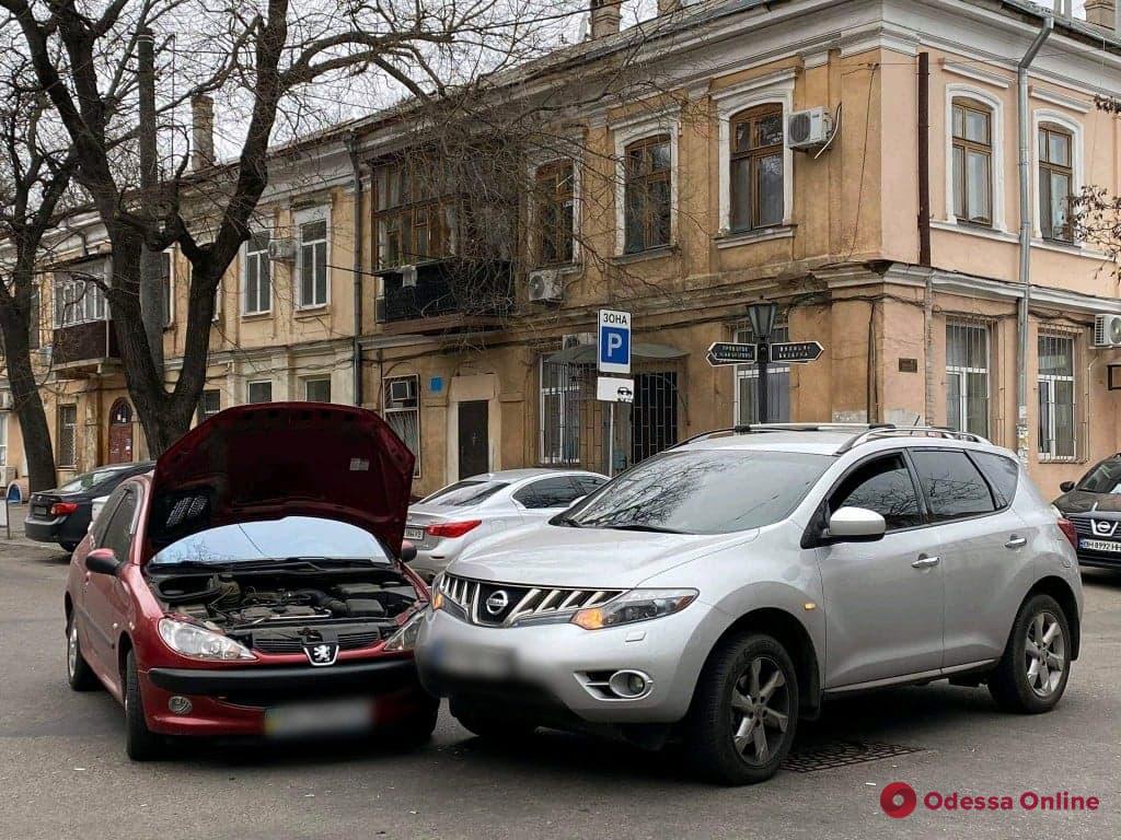 В центре Одессы не разминулись Nissan и Peugeot