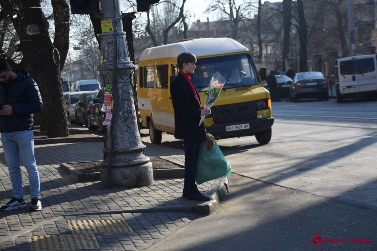 В Одессе мужчины спешат поздравить женщин (фото)