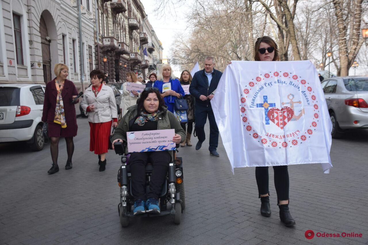 В Одессе провели мини-марш за права женщин (фото)