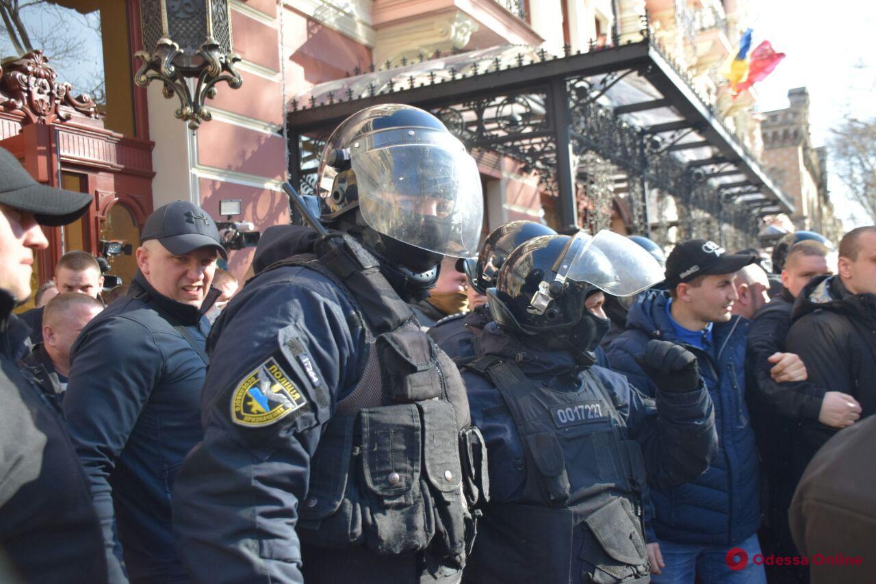 Потасовки и слезоточивый газ: в Одессе патриоты блокируют съезд ОПЗЖ (видео, обновлено)