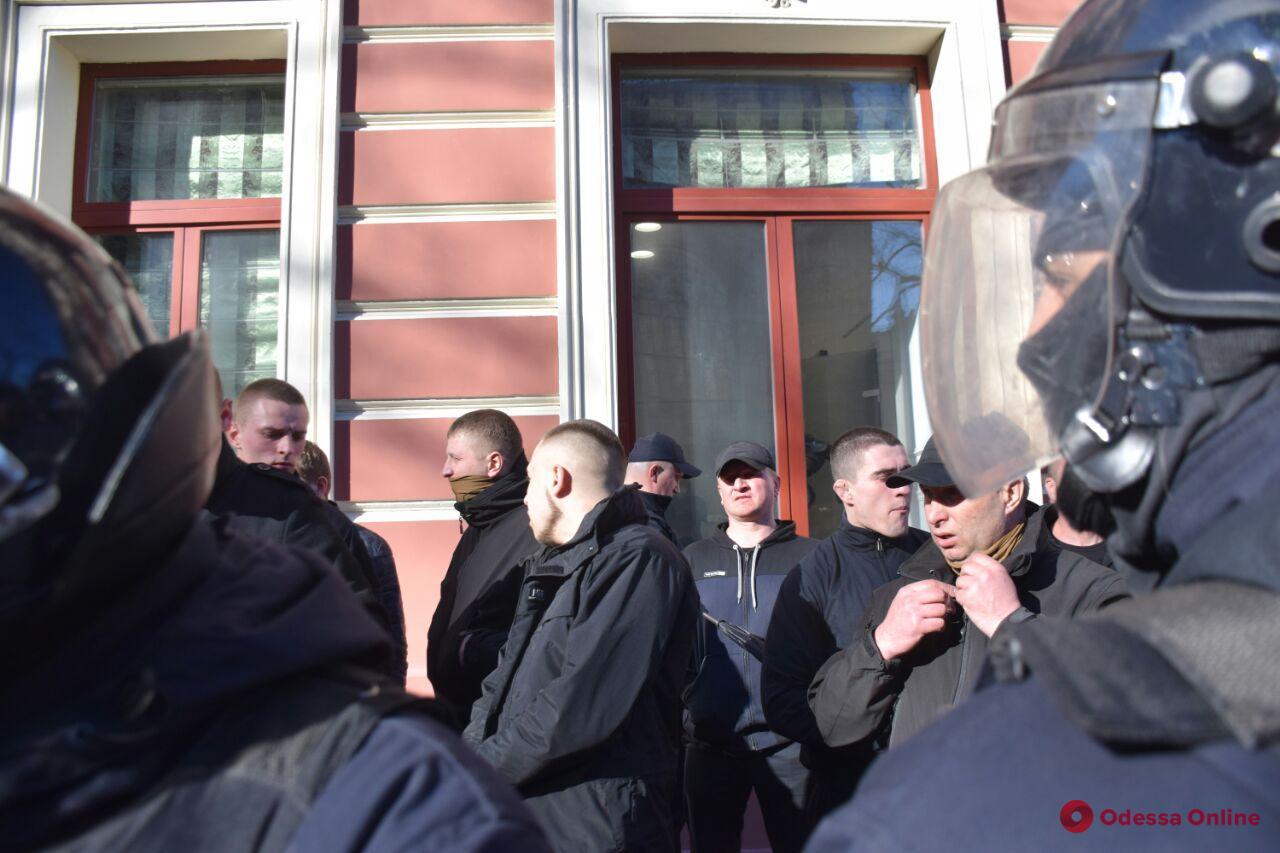 Потасовки и слезоточивый газ: в Одессе патриоты блокируют съезд ОПЗЖ (видео, обновлено)