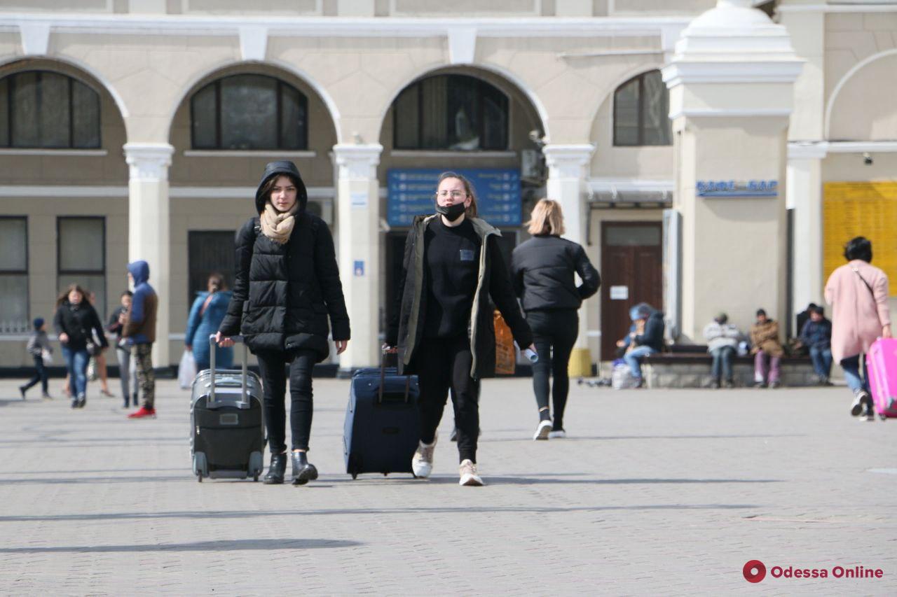 Карантин в Одессе: масочный режим, очереди у отделений банков и отсутствие дефицита в магазинах (фоторепортаж)