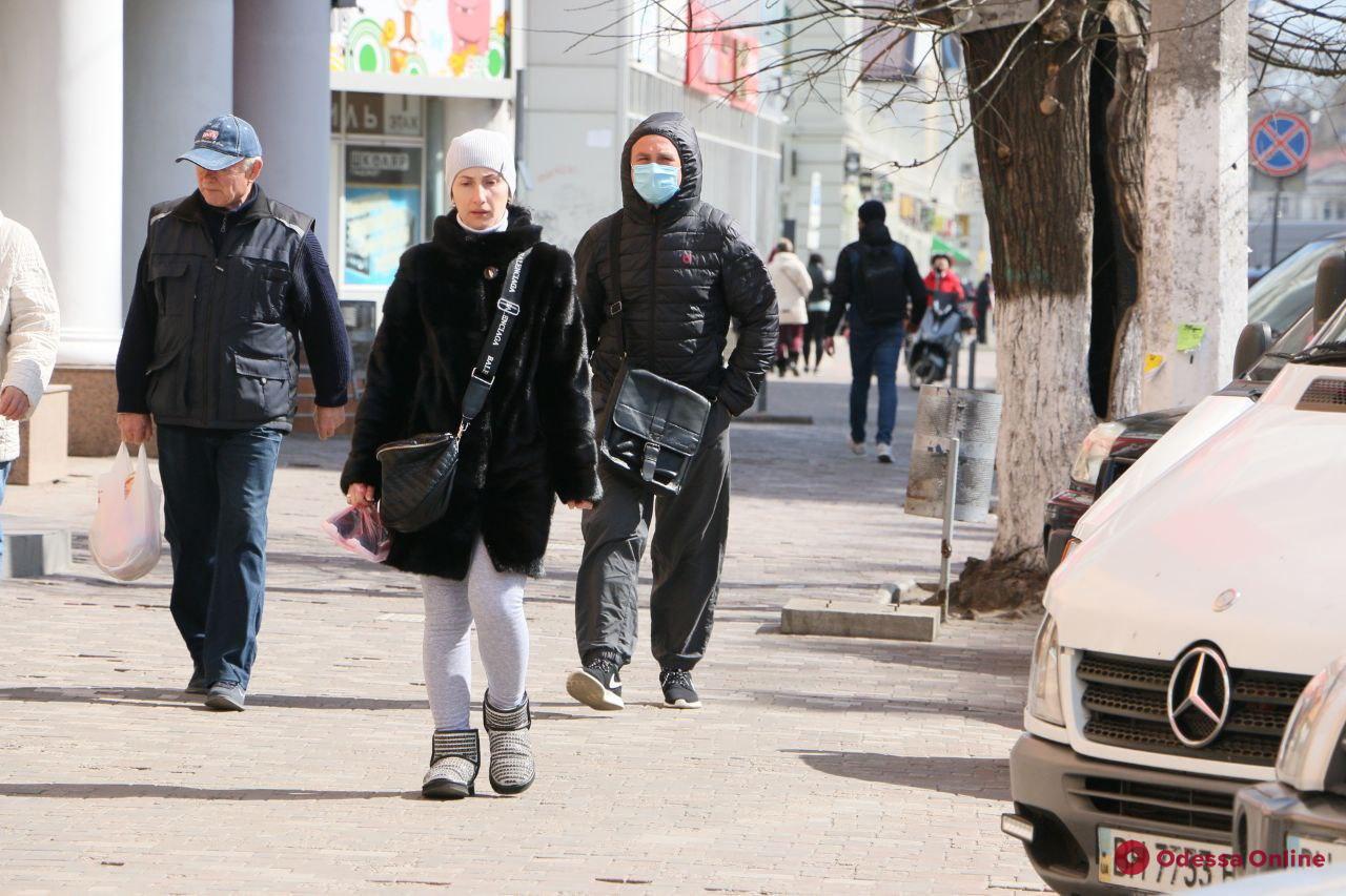Карантин в Одессе: масочный режим, очереди у отделений банков и отсутствие дефицита в магазинах (фоторепортаж)