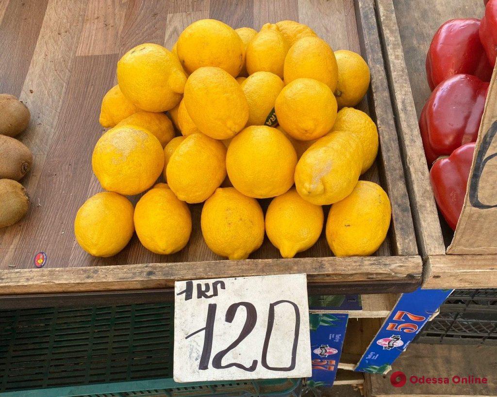 «Золотой» имбирь, клубника и лимоны: воскресные цены на одесском «Привозе»