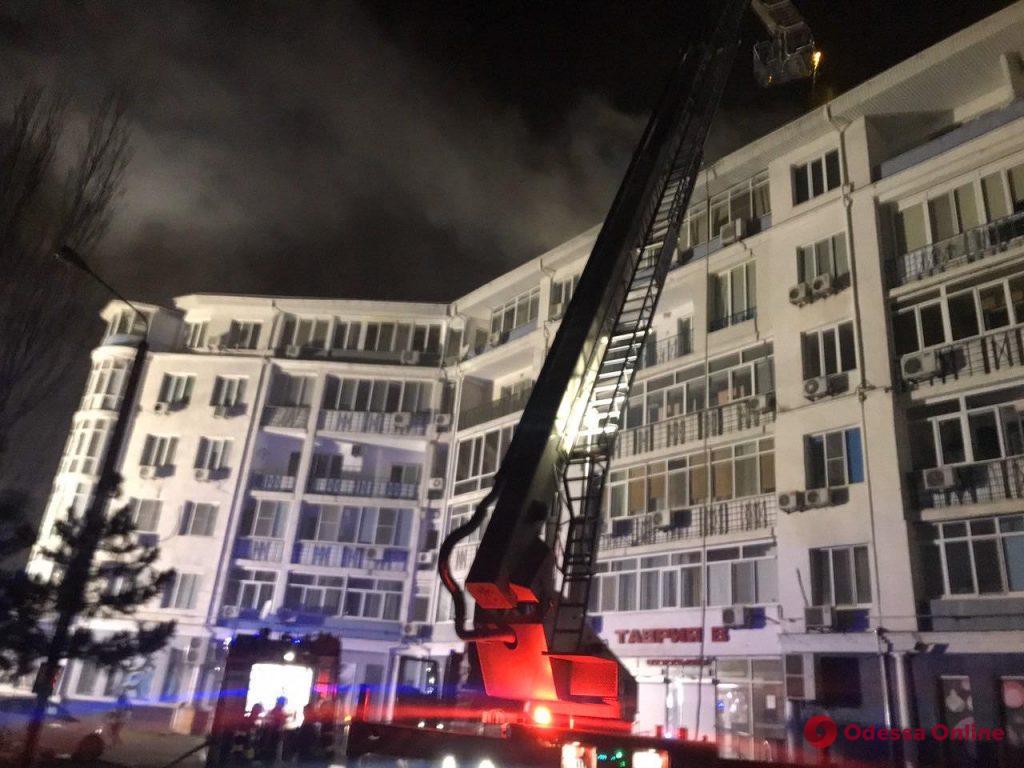 В шестиэтажке на Люстдорфской дороге с ночи тушат сильный пожар (обновлено)