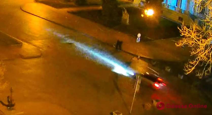 Ночью возле Одесской мэрии BMW снес шлагбаум (видео, обновлено)