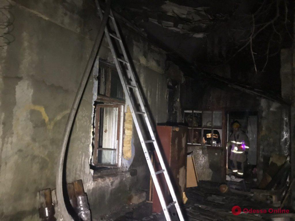 В Одессе горел частный дом (фото)