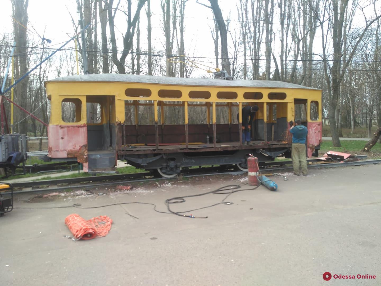 На 411-й батарее ремонтируют трамвай «Одесса-фронт» (фото, видео)