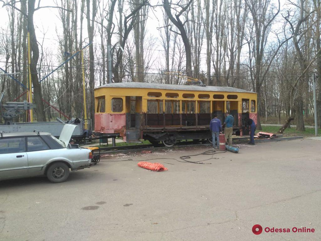На 411-й батарее ремонтируют трамвай «Одесса-фронт» (фото, видео)