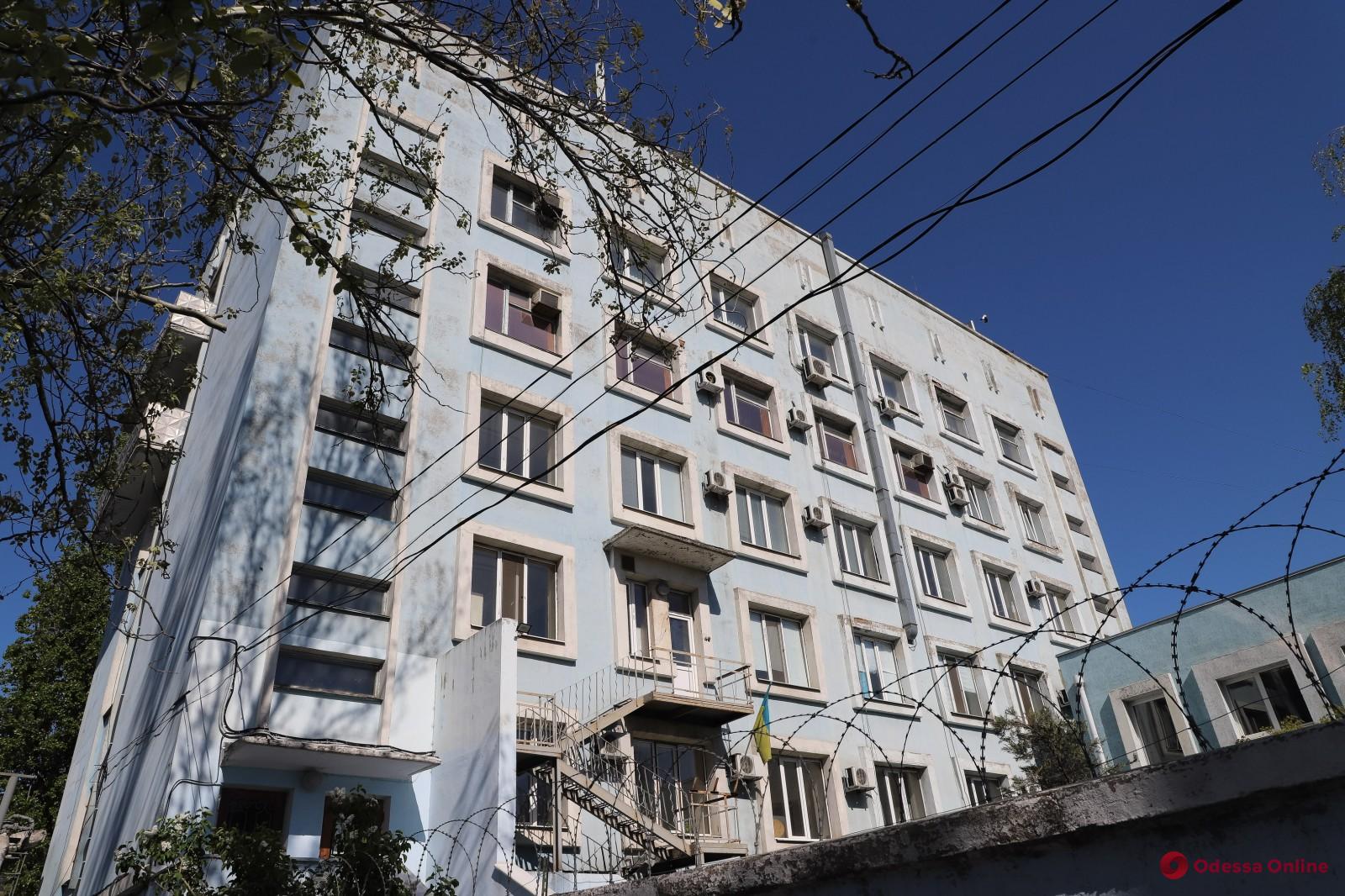 Нехватка средств защиты и старое оборудование: мэр Одессы возмущен условиями работы лаборатории противочумного НИИ (фото, видео)