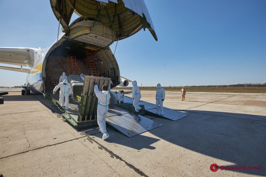 Самолет из Китая привез в Украину 103 тонны гуманитарного груза