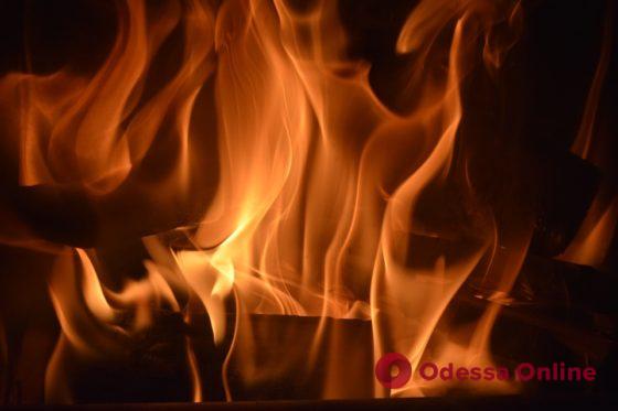 В Одессе спасатели тушили пожар в хозпостройке