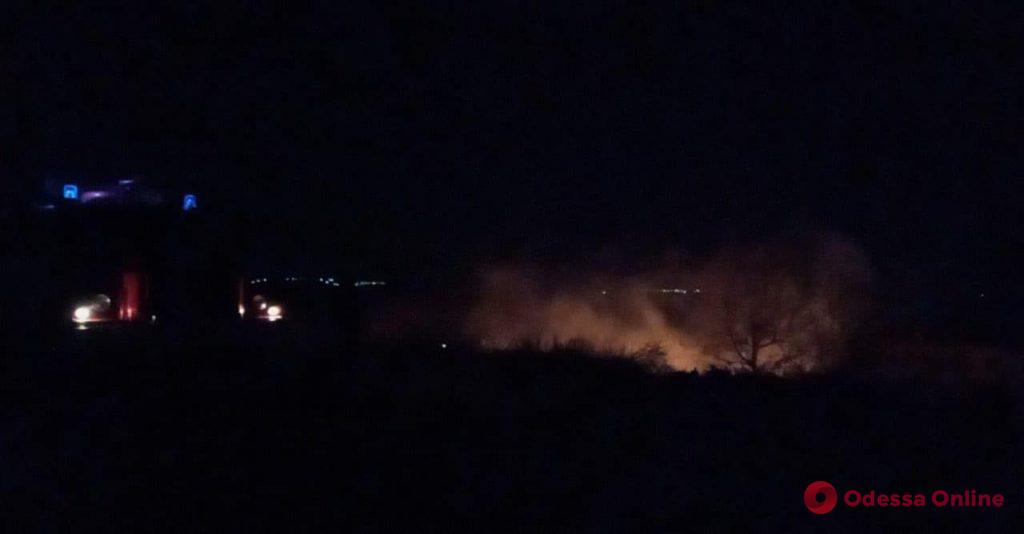 В Нерубайском тушили масштабный пожар (фото, видео)
