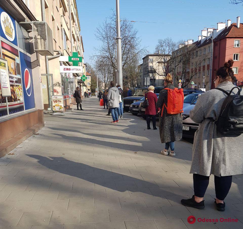 Карантин в Кракове: строгие расстояния в очередях и отсутствие рекомендаций ходить в масках