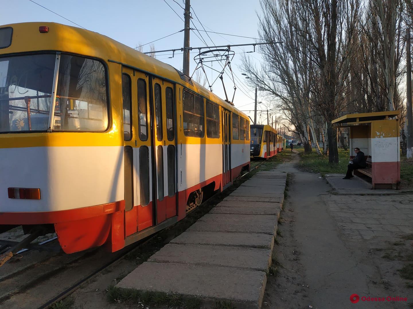 На Пересыпи легковушка перевернулась на крышу — есть пострадавшие (фото)