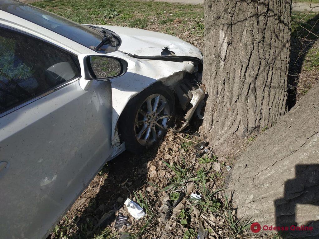 ДТП на Тираспольском шоссе: Lexus врезался в дерево (фото)
