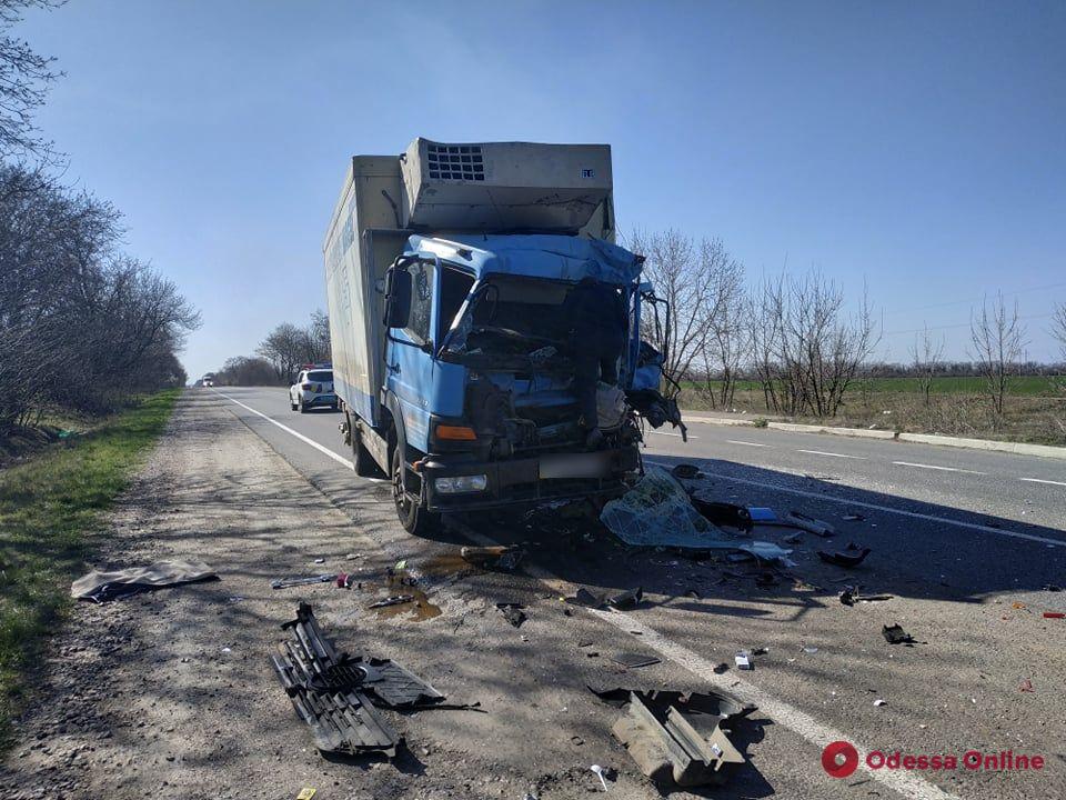 На трассе Одесса—Рени один грузовик «догнал» другой – есть пострадавший (обновлено)