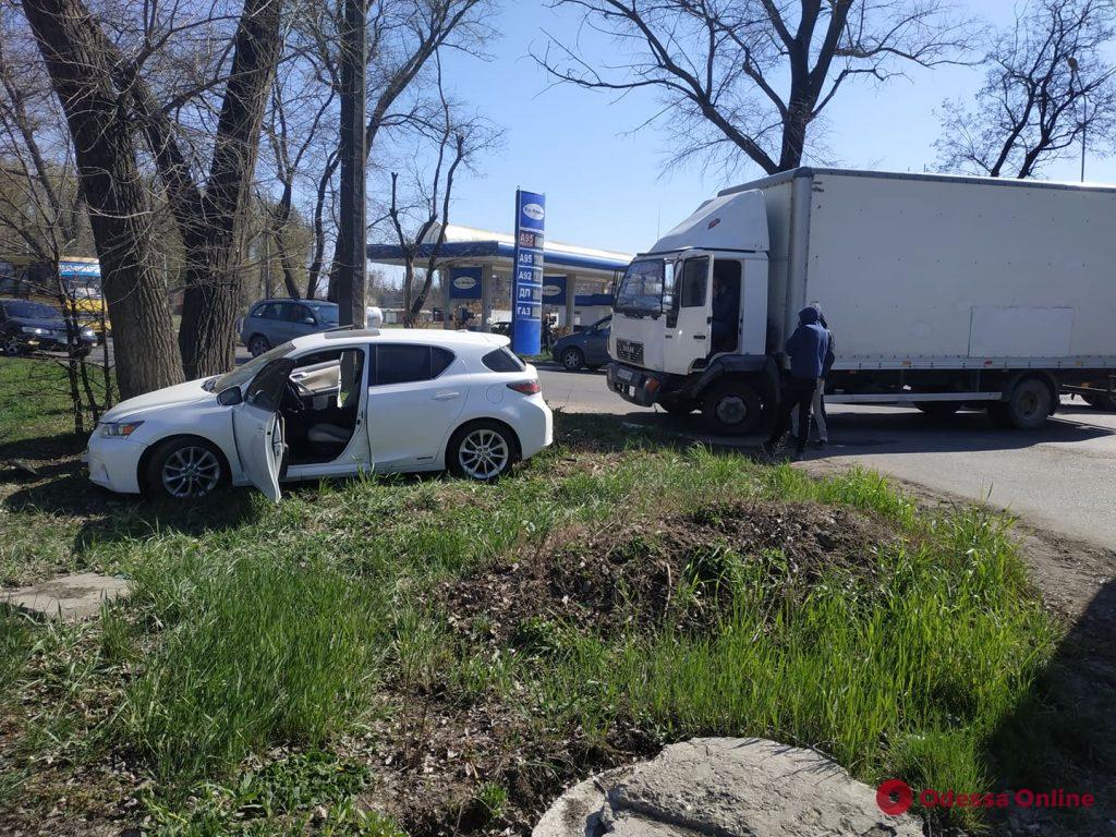 ДТП на Тираспольском шоссе: Lexus врезался в дерево (фото)