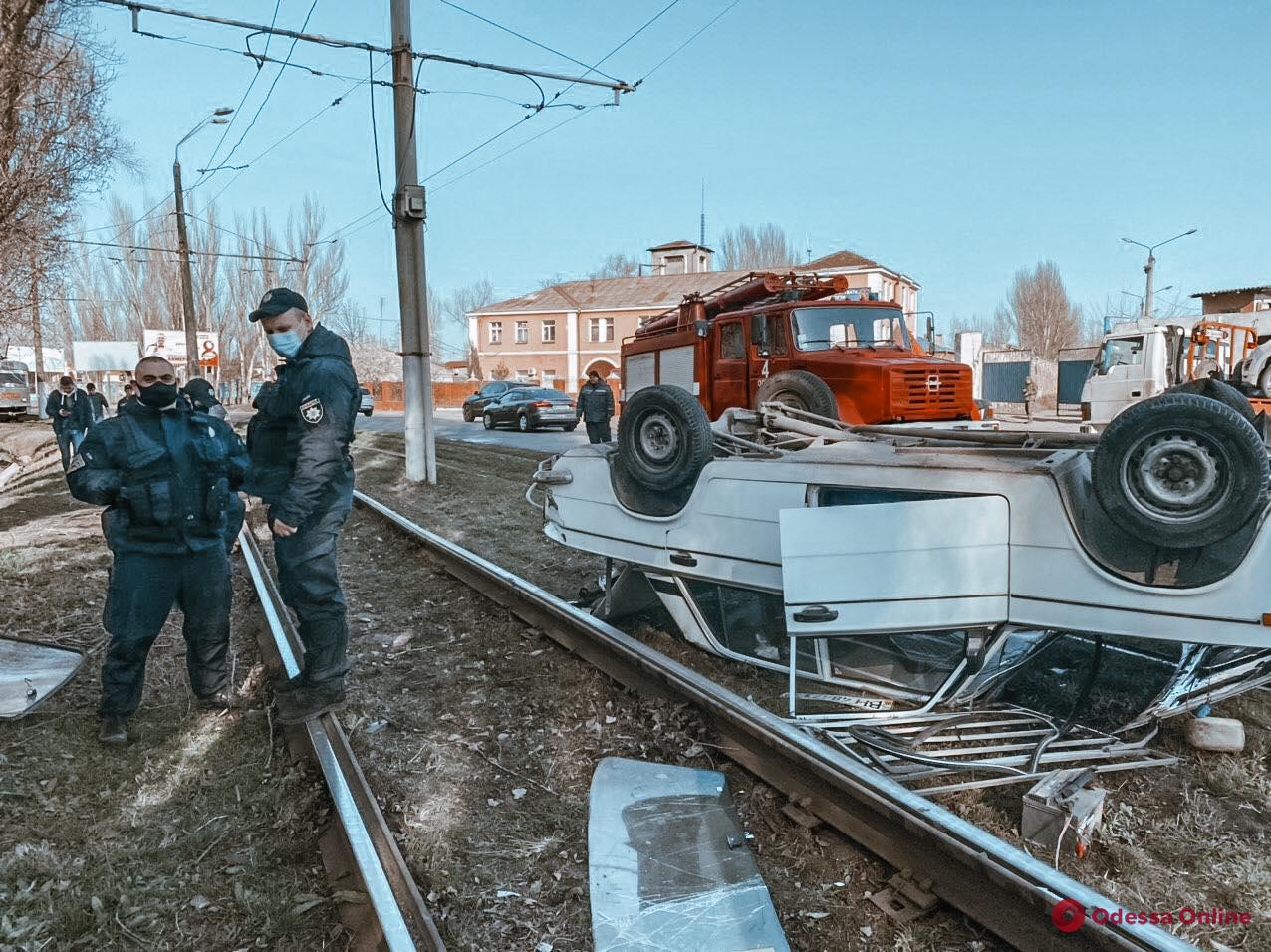 На Пересыпи легковушка перевернулась на крышу — есть пострадавшие (фото)