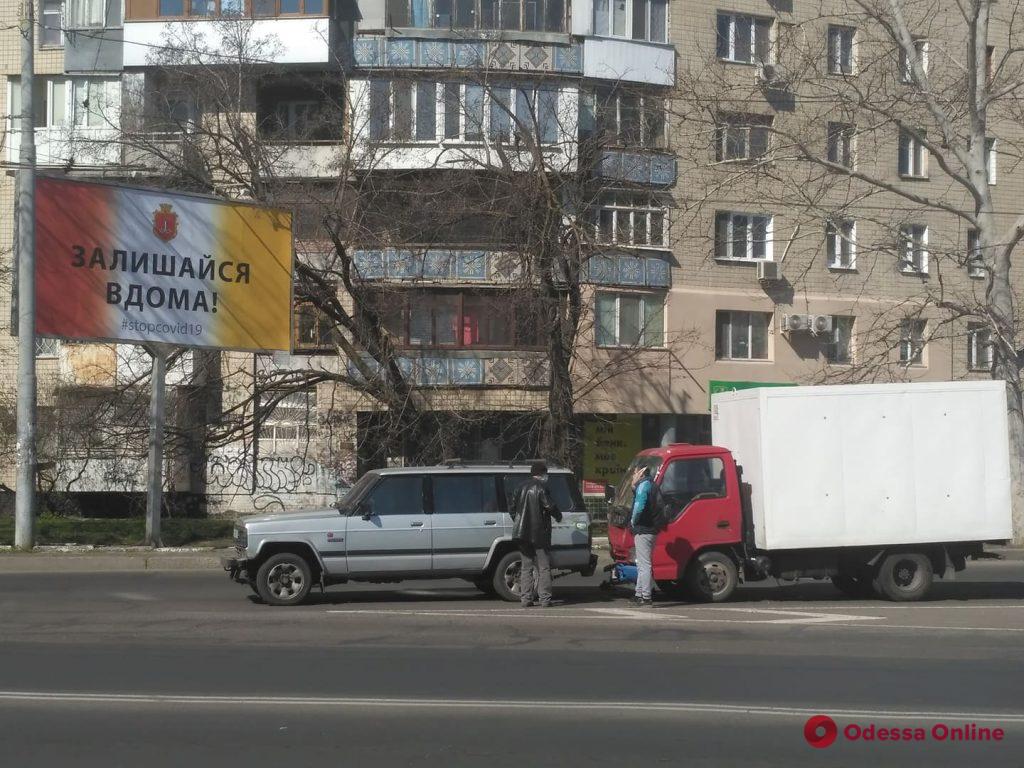 На Таирова грузовик «догнал» внедорожник (фото)