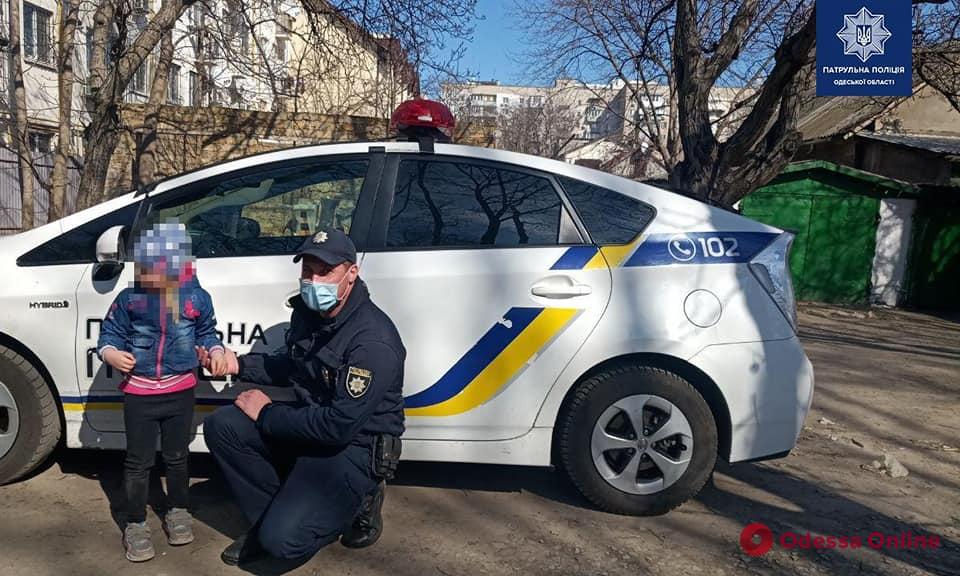Одесские патрульные вернули матери 5-летнюю дочь