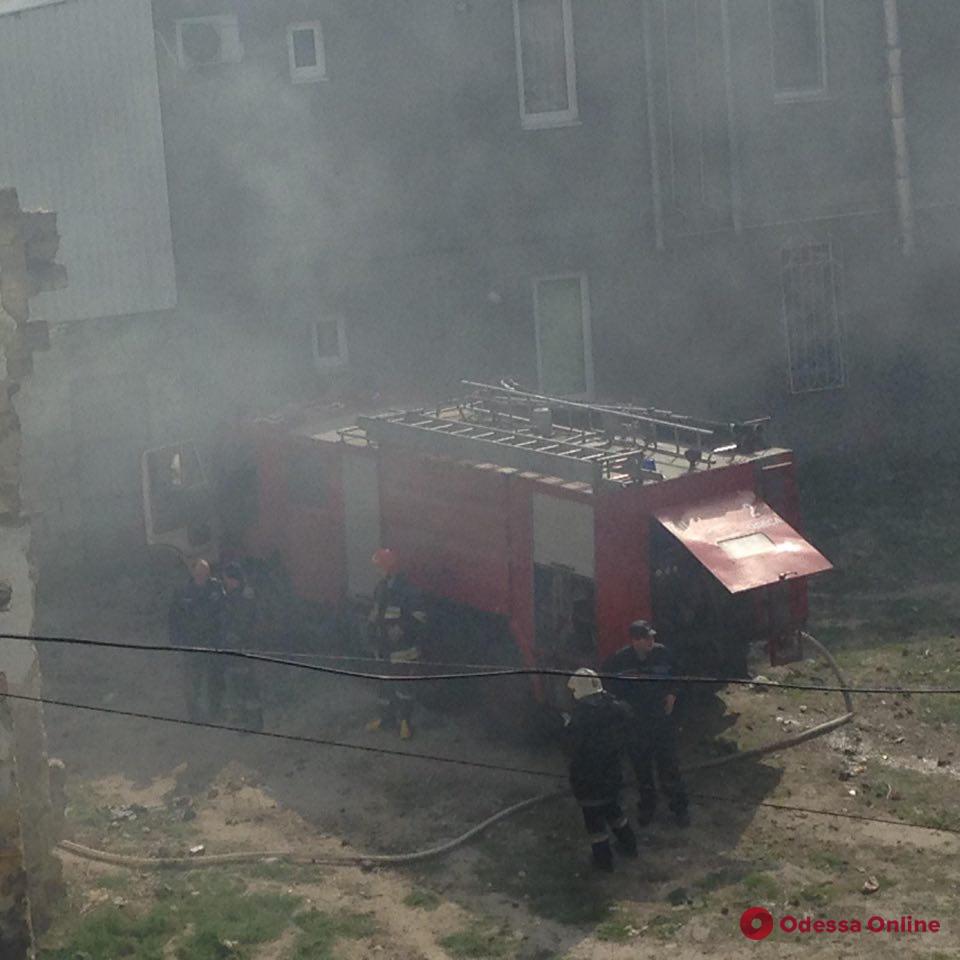 В Одессе бездомные едва не сожгли жилой дом (фото)