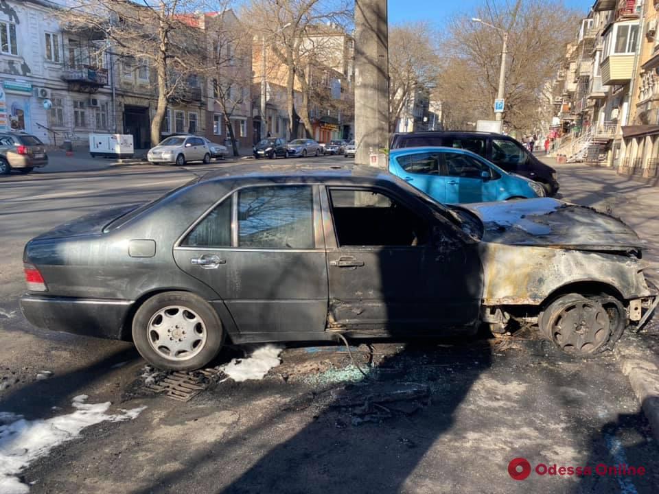 Ночью сгорел автомобиль одесского активиста (обновлено)