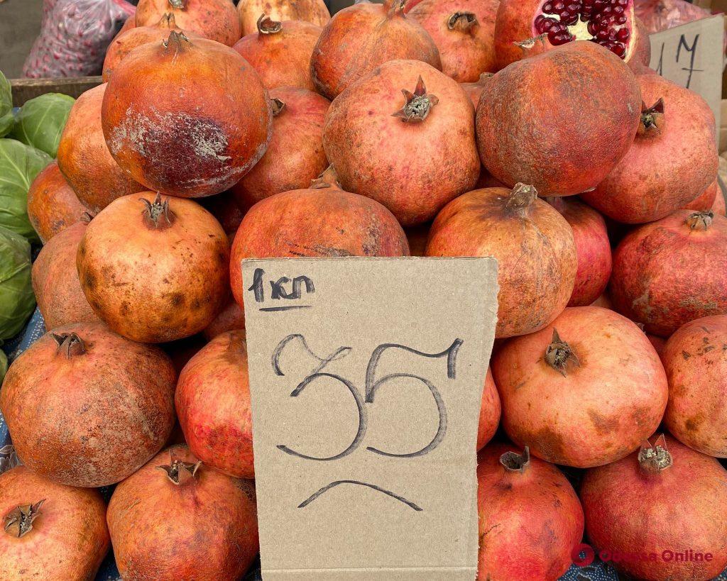 Лаймы, ананасы и голубика: воскресные цены на одесском «Привозе»