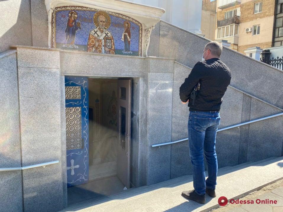 Благовещение в Одессе: служба в режиме онлайн и единицы прихожан в храмах (фото)