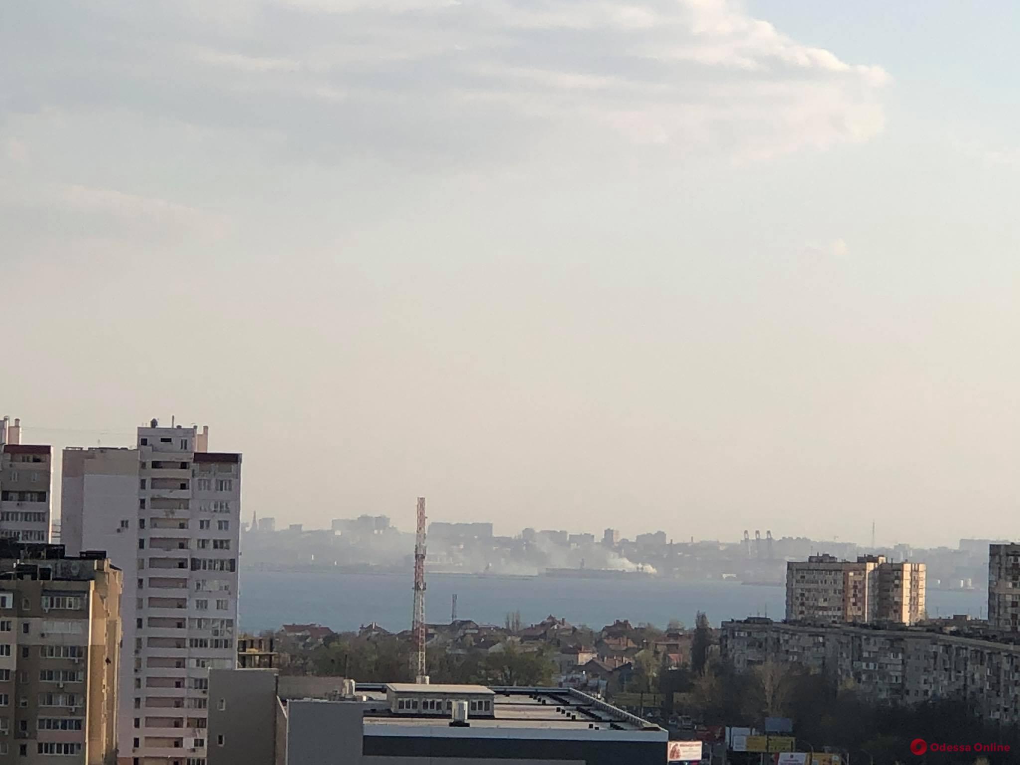 Одесса: на территории порта горел открытый склад
