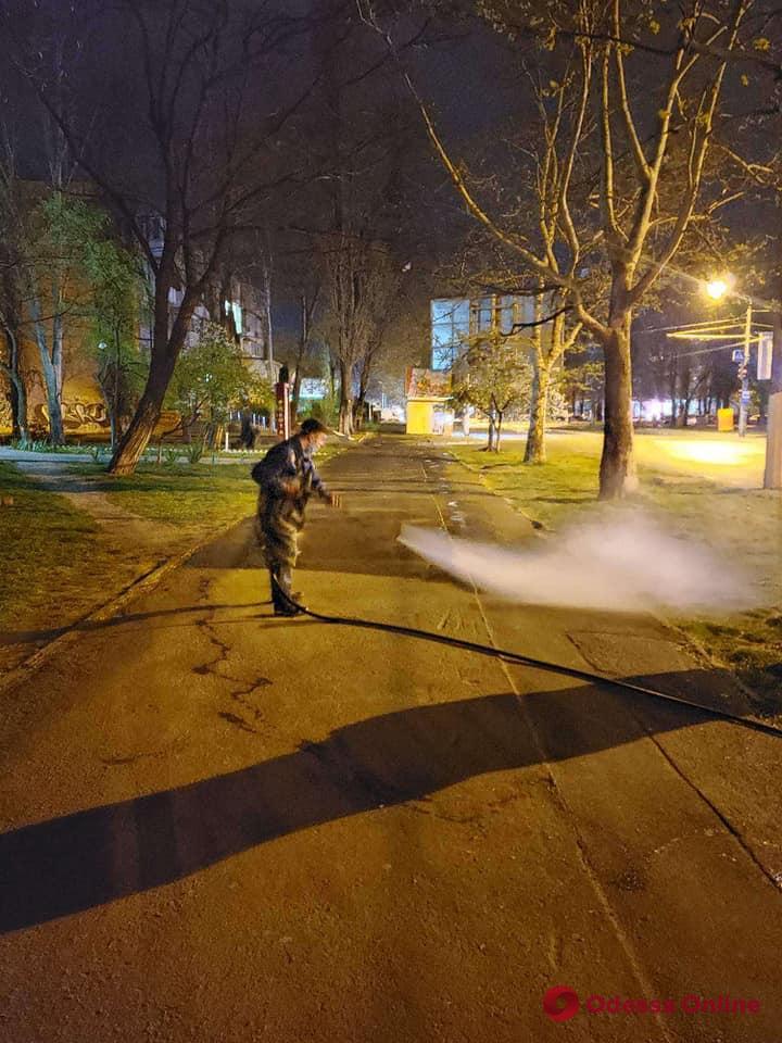 В Чистый четверг одесские коммунальщики особенно усердно помыли улицы (фото)