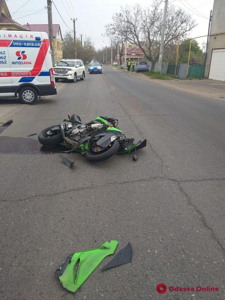 В ДТП на Таирова пострадал мотоциклист