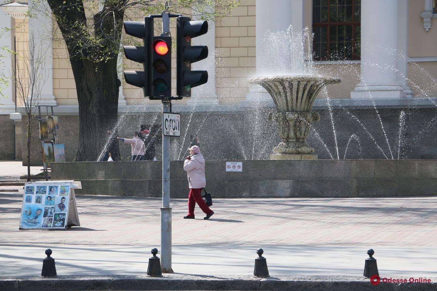 В Одессе начали запускать фонтаны (фото)