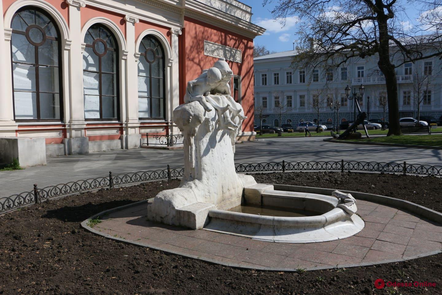 В Одессе начали запускать фонтаны (фото)