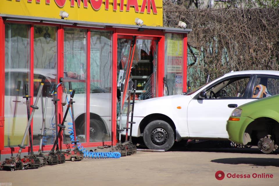 В Одессе легковушка протаранила двери шиномонтажа