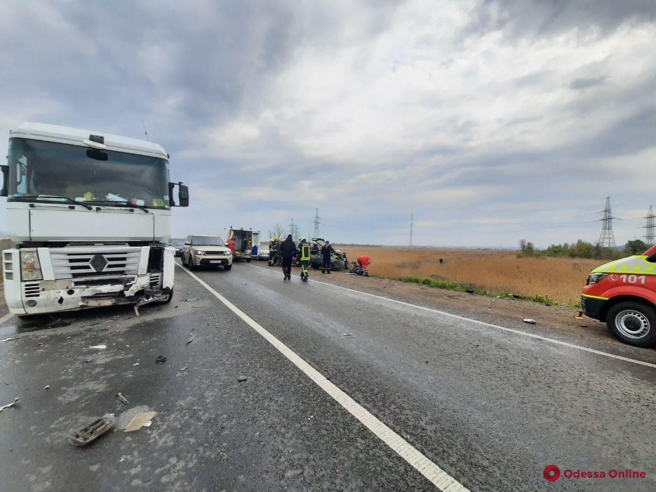 На Объездной дороге легковушка столкнулась с грузовиком – один погибший, двое пострадавших